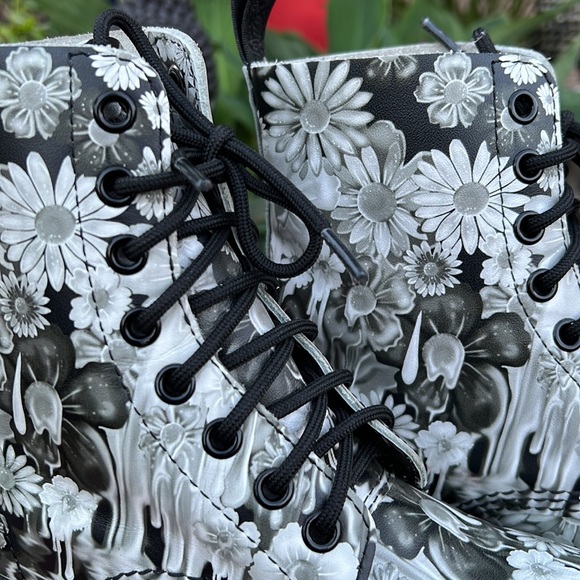 🌺 Rare Black & White Dr. Martens Slime Floral Drip Boots 🌺 - Picture 10 of 17